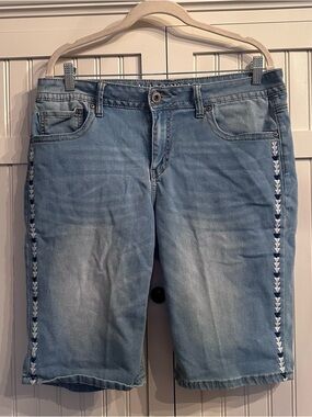 Hydraulic Light Blue Denim Cropped Bermuda Shorts with White Side Trim